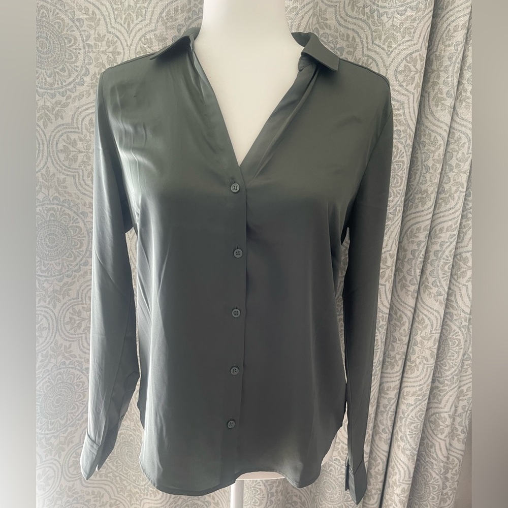 NWT Women’s H&M Long Sleeve Blouse Size Small.